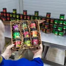 женщина держит коробку с чаем